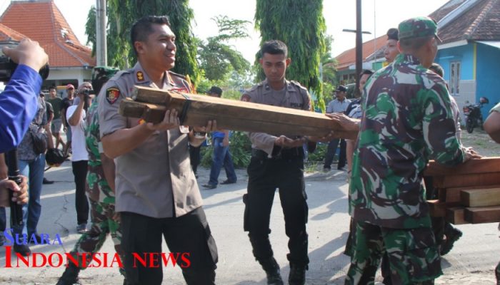 Kapolres Lamongan Tinjau Korban Puting Beliung Glagah