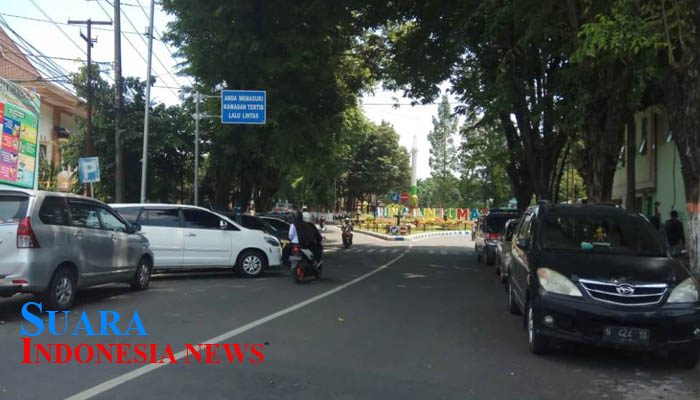 Jukir Liar Kian Menjamur Diseputaran Alun-Alun Kota Lumajang 8 Jukir Liar Kian Menjamur Diseputaran Alun-Alun Kota Lumajang