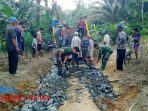 Koramil 16/Pulo Rakyat Gotong royong Timbun Jalan 1000 Meter