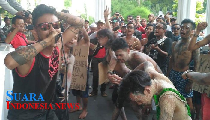 Demo di Balai Kota Bogor Diwarnai Aksi Teatrikal para Seniman