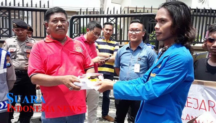 Dinilai Lamban, Kejari Lamongan Dihadiahi Bekicot