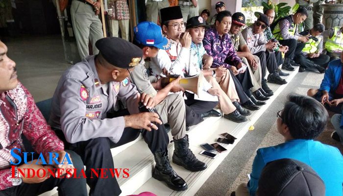 Temui Demonstran PMII Cabang Bangkalan Ra Latif Duduk Dengan Megaphone