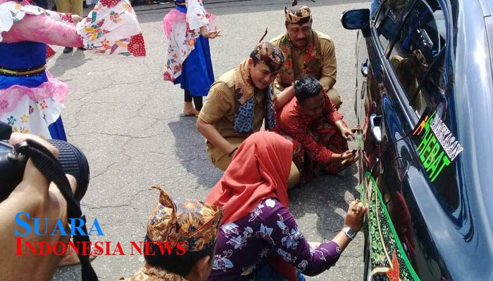 Pertama di Indonesia, Bupati Baddrut Tamam Launching 90 Mobdin Branding Batik