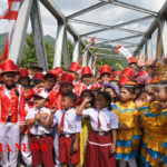 Bupati merayakan pendirian jembatan kayangan dengan para pelajar