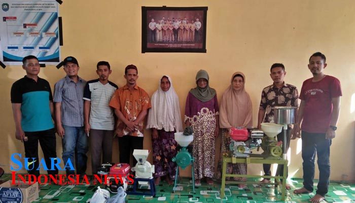 Keuchik Kuta Murni Serahkan Mesin Penggiling Bumbu dan Kopi Kepada Janda Miskin