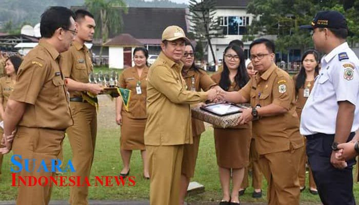 Bupati Nias Berikan Penghargaan PNS Terbaik dan Berprestasi di Lingkungan Kabupaten Nias