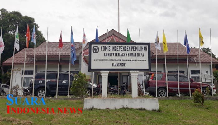 Komisaris KIP Abdya Jepmut Surat Suara