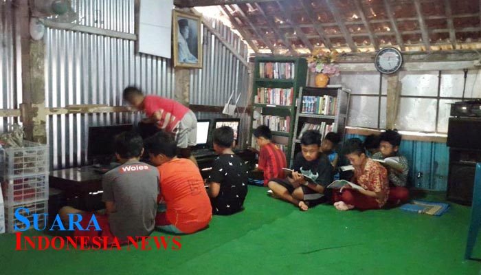 Ruang Perpusdes Direhab, Pengunjung Tempati Langgar Untuk Baca Buku