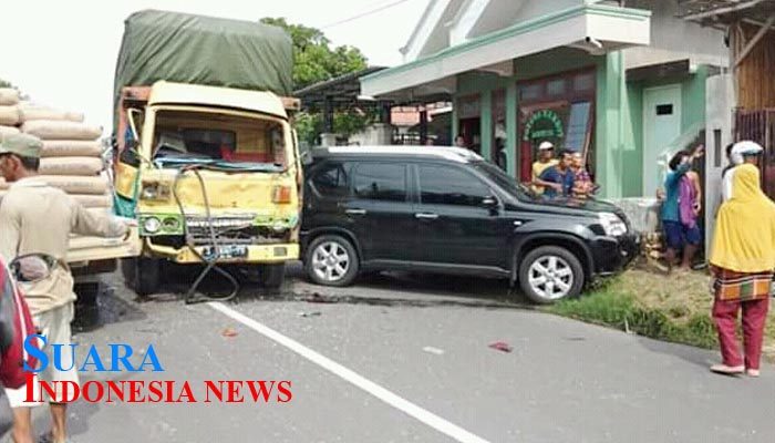 Truk Seruduk Minibus, Satu Orang Alami Luka Robek