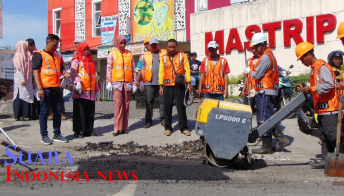 Aksi Bupati Jember Bersama Tim Jalan Lubang