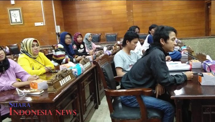 Belum Ada Kepastian, Paguyuban Pedagang Kulcim Datangi Gedung DPRD Indramayu 8 Belum Ada Kepastian, Paguyuban Pedagang Kulcim Datangi Gedung DPRD Indramayu