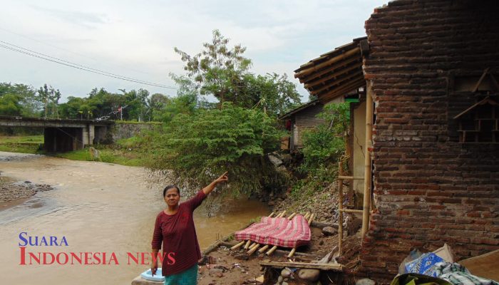 Rumah Penjual Rujak di Jember Ambruk Diterjang Banjir
