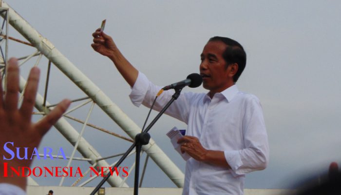 Jokowi Promosikan Tiga Kartu Sakti di Jember 10 Jokowi Promosikan Tiga Kartu Sakti di Jember