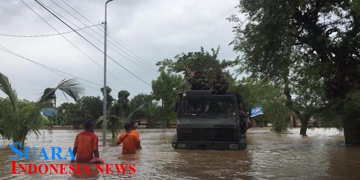 Evakuasi Warga Ngawi, Truk Armed 12/Kostrad “Berenang”