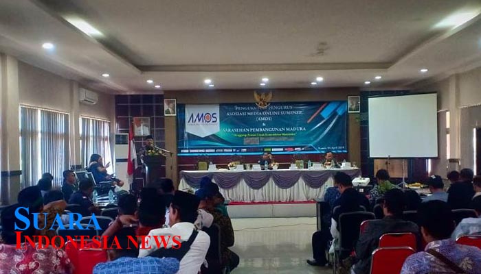 Bambang Heriyanto saat menjadi pemateri di acara Pengukuhan Pengurus Asosiasi Media Online Sumenep Amos di Gedung SKD Sumenep