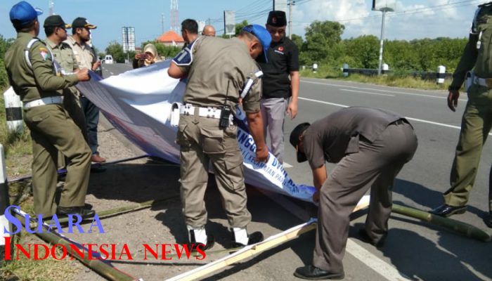 Bawaslu Pamekasan Tertibkan Puluhan APK Terlarang 12 Bawaslu Pamekasan Tertibkan Puluhan APK Terlarang