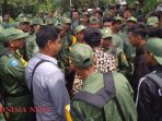 Tuntut Uang Tranport, Ketua KIP Abdya Dikerumuni Anggota Linmas 7 Tuntut Uang Tranport, Ketua KIP Abdya Dikerumuni Anggota Linmas