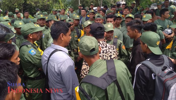 Tuntut Uang Tranport, Ketua KIP Abdya Dikerumuni Anggota Linmas