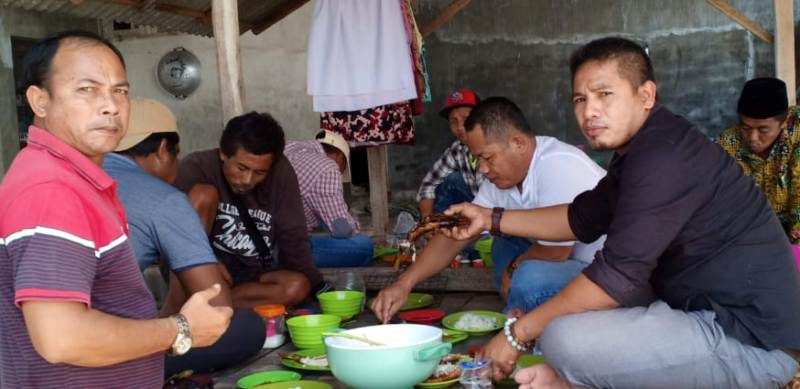 Kanan Baju Hitam Hamsuri Caleg PKB nomor urut 7 Dapil 6 saat makan bersama bersama masyarakat dengangan kesederhanaannya.