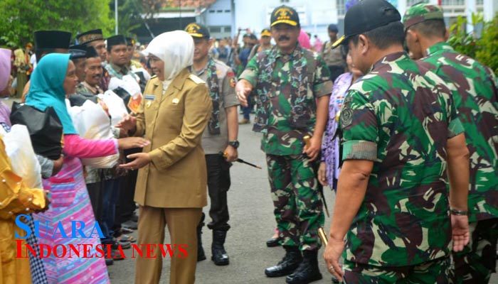 Sambangi Pamekasan, Panglima TNI dan Kapolri Serahkan Bantuan 1000 Sembako