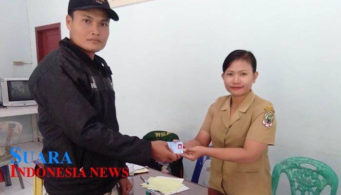 Bantu Masyarakat Gunakan Hak Pilihnya, Disdukcapil Kabupaten Nias Antar Langsung KTP-eL Hingga Desa