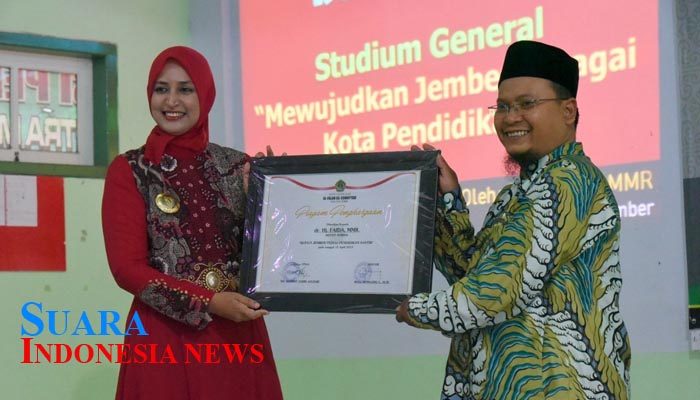 Bupati Faida Kembali Dapat Penghargaan Berkat Program Beasiswa