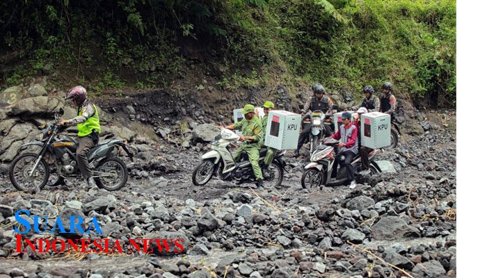 Polres Kawal Distribusi Kotak Suara di Medan Berat