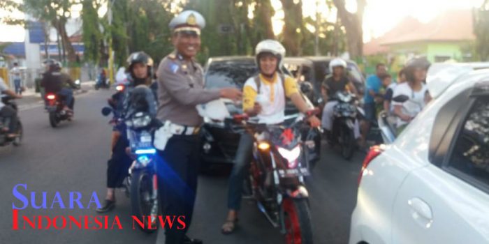 Berbagi Berkah di Bulan Ramadan, Satlantas Polres Pamekasan Bagikan Takjil Untuk Pengendara