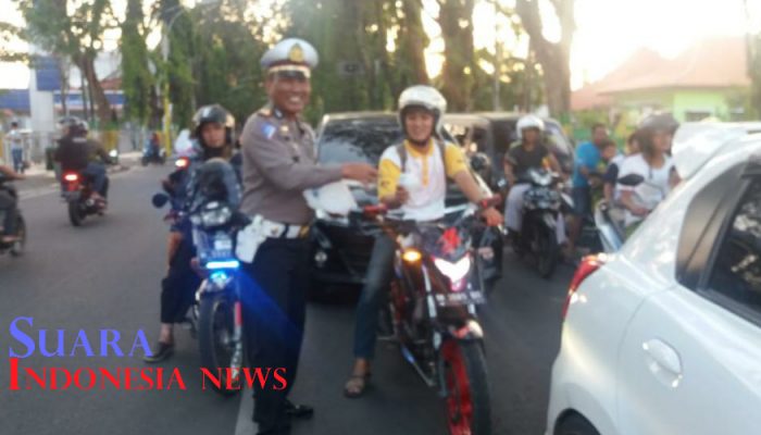 Berbagi Berkah di Bulan Ramadan, Satlantas Polres Pamekasan Bagikan Takjil Untuk Pengendara
