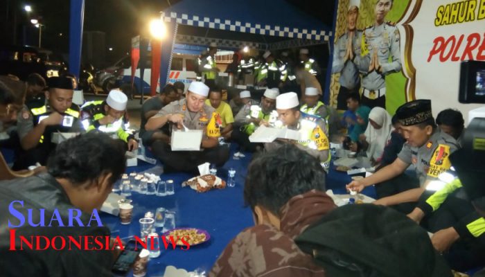 Kapolres Probolinggo Bersama Jajaran Saur Bareng dengan Sopir Dijalur Pantura Bentar