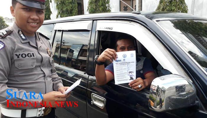Satlantas Polres Langsa, Kembali Bagi – Bagikan Brosur Keselamatan Mengendara