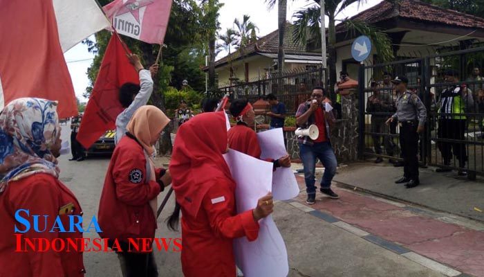 GMNI Sumenep Demo DPRD, Minta Pembangunan Pasar Lenteng Segera Diselesaikan