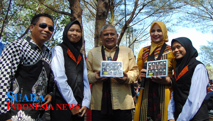 Adinda Dwi Kharisma dan Yulia siswi kelas XII boga 2 SMKN 3 Jember baju putih kerudung hitam berfoto bersama Bupati Jember