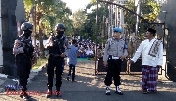 Dijaga Ketat Aparat, Sholat Id di Mapolres Batu Berjalan Khidmat