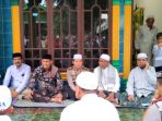 Bupati Aceh Timur Ikut Memandikan Jenazah Waled Kama 11 Bupati Aceh Timur Ikut Memandikan Jenazah Waled Kama