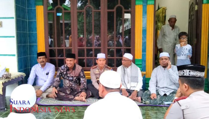 Bupati Aceh Timur Ikut Memandikan Jenazah Waled Kama