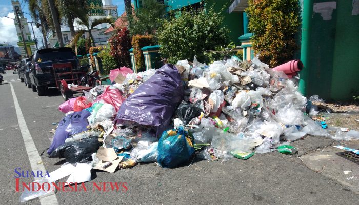 Sampah Menumpuk dan Beraroma Busuk Dipusat Kota Blangpidi
