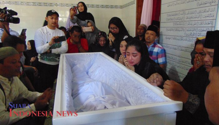 Dewi Perssik Tak Mau Jauh Dari Jenazah Ayahnya