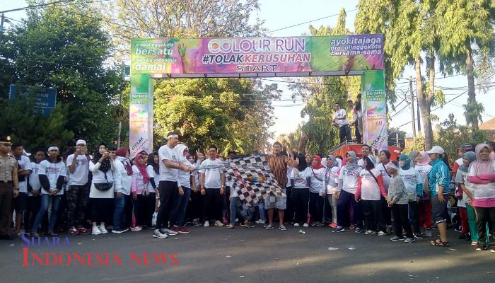 Ribuan Warga Kota Probolinggo Ikuti Colour Run Tolak Kerusuhan