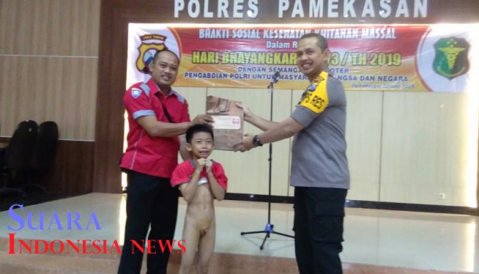 Meriahkan HUT Bhayangkara ke 73, Polres Pamekasan Gelar Sunatan Massal