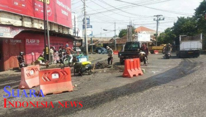 Pengguna Jalan Simpang Ponolawen Pekalongan Keluhkan Jalan Rusak dan Tergenang
