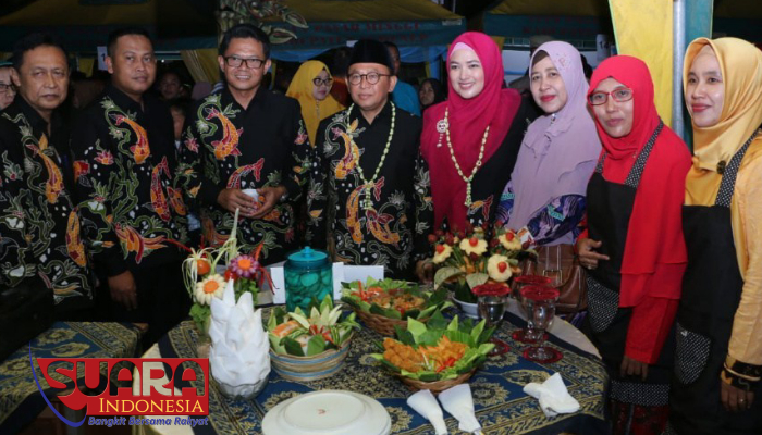 Bupati Sumenep A. Busyro Karim saat menghadiri lomba memasak ikan dalam acara Gebyar Memarikan Sumenep. Foto Humas Pemkab Sumenep