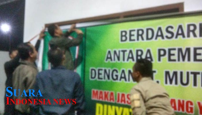 Bupati pasang banner pengakhiran dan penutupan timbangan pasir PT Mutiara Halim.
