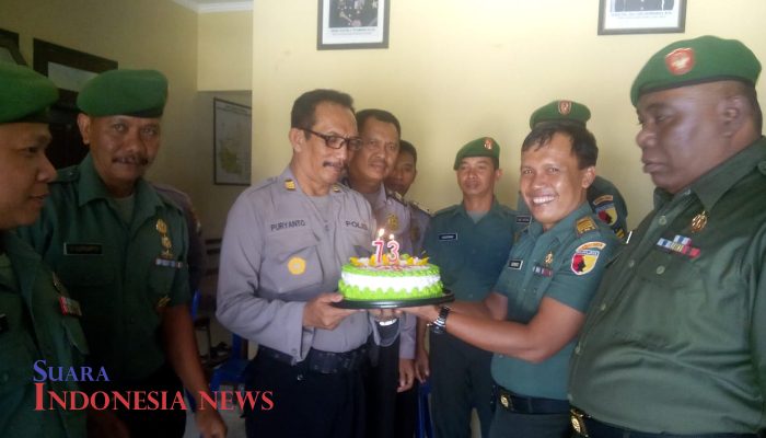Sinergitas TNI-Polri, Koramil Kota Pamekasan Serahkan Kue Ulang Tahun Ke Polsek Kota