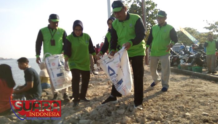 Puncak Peringatan Hari Lingkungan Hidup se Dunia, DLH Jatim Pungut Sampah