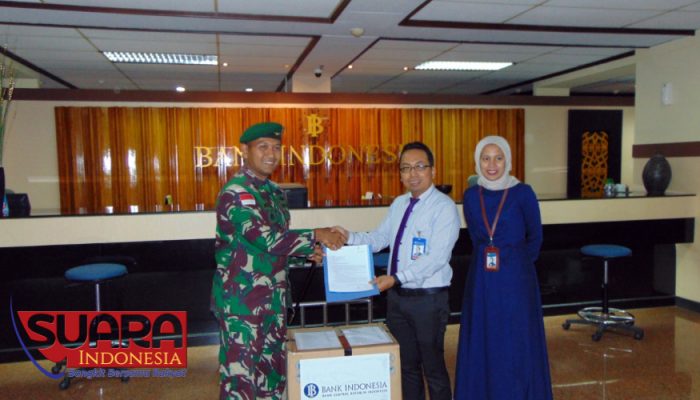 KPwBI Jember Beri Bantuan Buku ke Yonif Raider 509