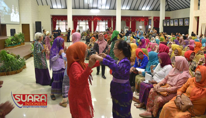 Para lansia bergembira ria dalam halal bi halal bersama Bupati