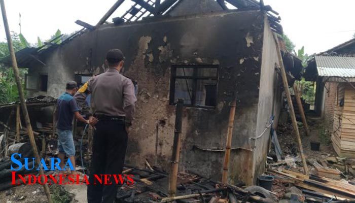 Ditinggal Hadiri Undangan, Rumah di Doro Kabupaten Pekalongan Ludes Terbakar 10 Ditinggal Hadiri Undangan, Rumah di Doro Kabupaten Pekalongan Ludes Terbakar