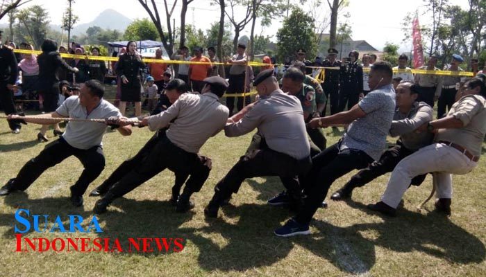 Tarik Tambang Warnai Tasyakuran HUT Bhayangkara ke 73 di Koramil Junrejo