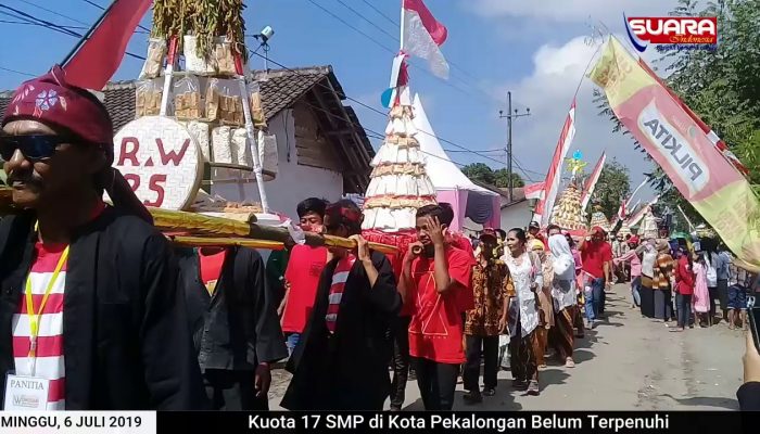 Ribuan Warga Ikut Meriahkan Festival Tahu Tempe Desa Wonosari Jember